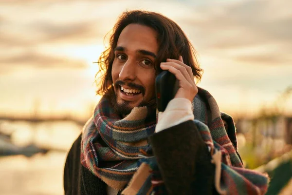 Joven Hombre Hispano Sonriendo Feliz Hablando Smartphone Ciudad — Foto de Stock