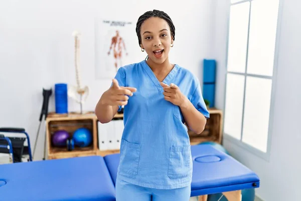 Jovem Afro Americana Trabalhando Clínica Recuperação Dor Apontando Dedos Para — Fotografia de Stock