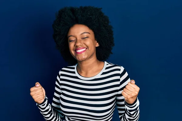 Молода Афро Американська Жінка Одягнена Повсякденний Одяг Дуже Щаслива Захоплена — стокове фото