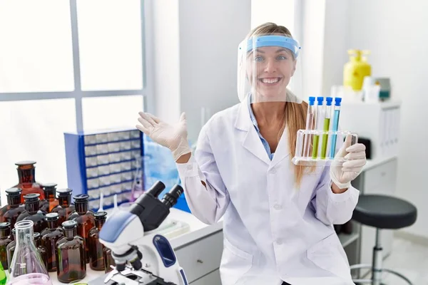 Bella Donna Che Lavora Laboratorio Scienziato Celebrando Raggiungimento Con Sorriso — Foto Stock