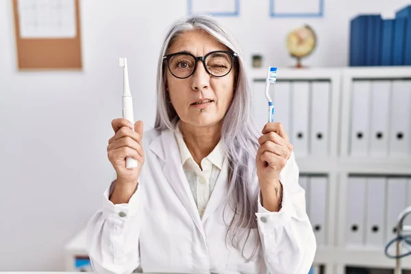 Mujer Pelo Gris Mediana Edad Que Trabaja Clínica Del Dentista — Foto de Stock