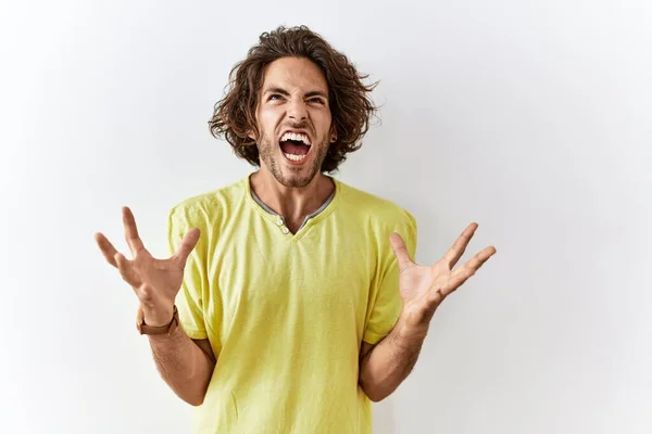 Jeune Homme Hispanique Debout Sur Fond Isolé Fou Fou Crier — Photo