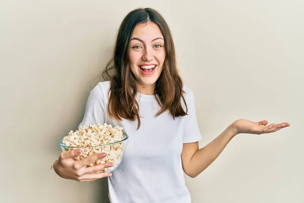 Ung Brunett Kvinna Äter Popcorn Fira Prestation Med Glada Leende — Stockfoto
