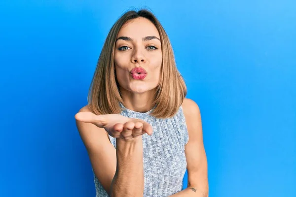 Jonge Kaukasische Blonde Vrouw Draagt Casual Shirt Kijken Naar Camera — Stockfoto