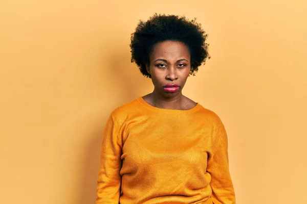 若いアフリカ系アメリカ人女性は カジュアルな服を着て懐疑的で緊張し 問題のために動揺を眉をひそめています 否定的な人 — ストック写真