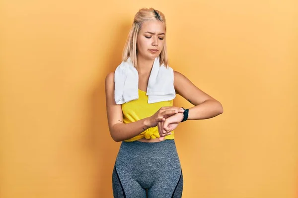 Vacker Blond Sport Kvinna Bär Träningskläder Kontrollera Tiden Handleden Klocka — Stockfoto