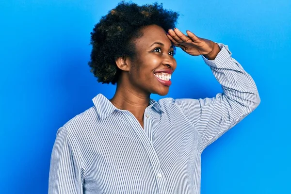 Jonge Afro Amerikaanse Vrouw Draagt Casual Kleding Erg Blij Glimlachend — Stockfoto