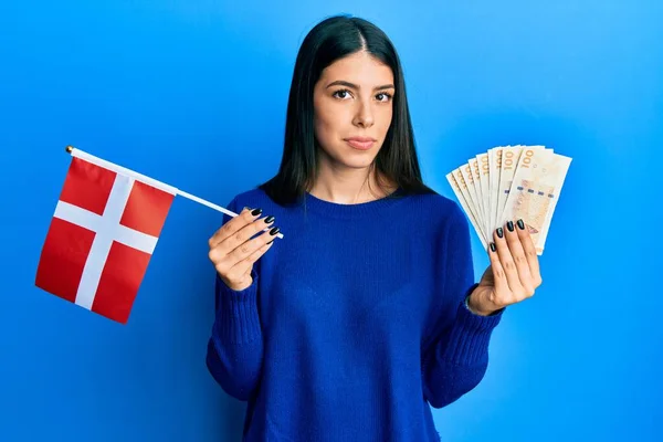 Junge Hispanische Frau Mit Dänischer Flagge Und Kronen Banknoten Entspannt — Stockfoto