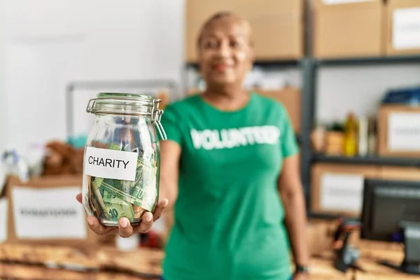 Mujer Afroamericana Mayor Con Uniforme Voluntario Sosteniendo Tarro Con Dinero — Foto de Stock