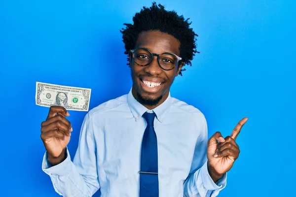 Νεαρός Αφροαμερικάνος Που Κρατάει Χαρτονόμισμα Του Δολαρίου Χαμογελώντας Χαρούμενος Δείχνοντας — Φωτογραφία Αρχείου