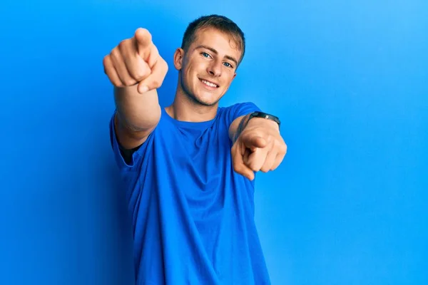 Giovane Uomo Caucasico Indossa Casual Shirt Blu Che Punta Voi — Foto Stock