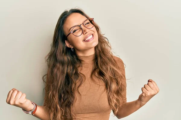 Mladá Hispánka Neformálním Oblečení Brýlích Velmi Šťastná Nadšená Dělá Vítězný — Stock fotografie