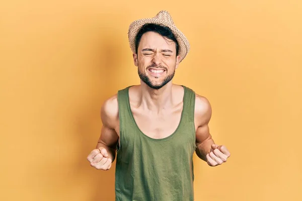 Νεαρός Ισπανός Άνδρας Φορώντας Καλοκαιρινό Καπέλο Πολύ Χαρούμενος Και Ενθουσιασμένος — Φωτογραφία Αρχείου