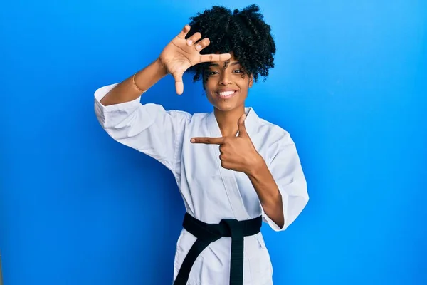 Afro Amerikaanse Vrouw Met Afrohaar Met Karate Kimono Zwarte Band — Stockfoto