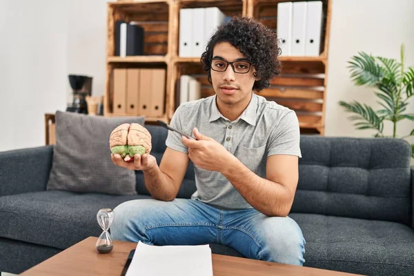 Jonge Spaanse Man Psycholoog Met Hersenen Het Psychologie Centrum — Stockfoto