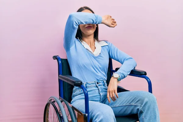 Женщина Голубыми Глазами Сидящая Инвалидной Коляске Закрывающая Глаза Рукой Выглядит — стоковое фото