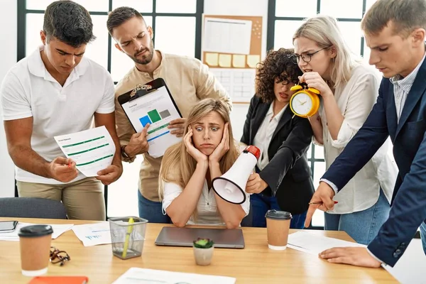 Grupo Empresários Gritando Para Parceiro Estressado Escritório — Fotografia de Stock
