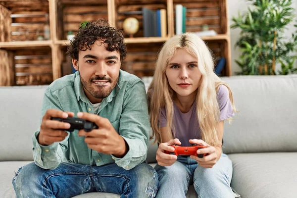 Jovem Casal Sorrindo Feliz Jogar Videogame Casa — Fotografia de Stock