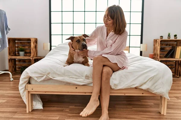 Joven Mujer Caucásica Sonriendo Confiado Sentado Cama Con Perro Dormitorio —  Fotos de Stock