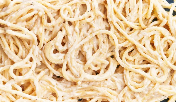 イタリアのスパゲティパスタとカルボナーラソースの食感 — ストック写真