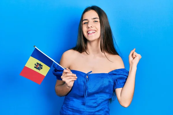 Młoda Brunetka Nastolatek Trzyma Flagę Moldova Krzycząc Dumny Świętując Zwycięstwo — Zdjęcie stockowe