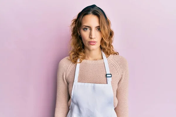 Mulher Branca Jovem Vestindo Avental Com Expressão Séria Rosto Simples — Fotografia de Stock