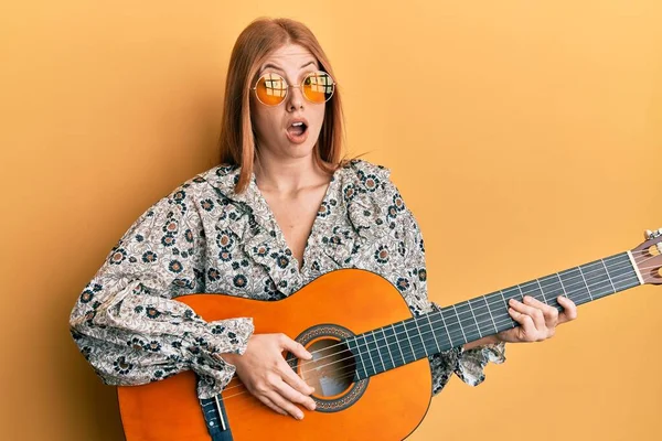 Молодая Ирландская Женщина Стиле Бохо Играет Классической Гитаре Шокирующем Лице — стоковое фото