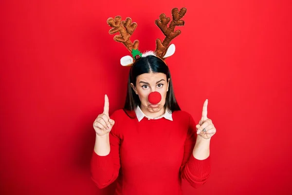 Mladá Hispánka Jelením Vánočním Klobouku Červeném Nose Ukazuje Nahoru Vypadá — Stock fotografie