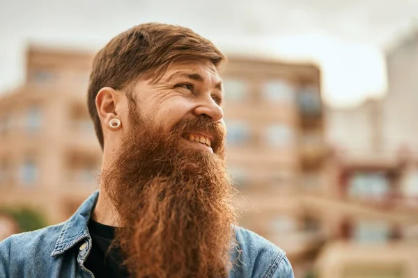 Jong Iers Hippie Man Glimlachend Blij Staande Stad — Stockfoto