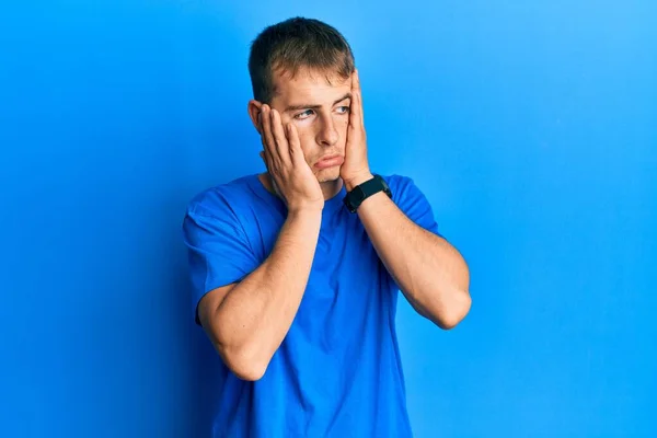 Joven Hombre Caucásico Con Camiseta Azul Casual Manos Cansadas Cubriendo —  Fotos de Stock