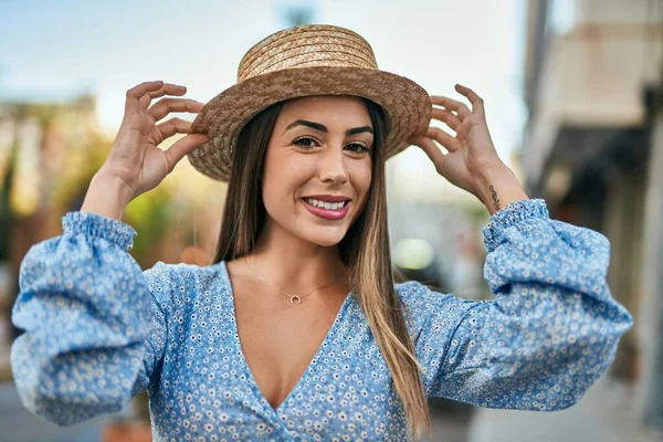 若いですヒスパニック女性身に着けている夏の帽子笑顔で幸せ市 — ストック写真