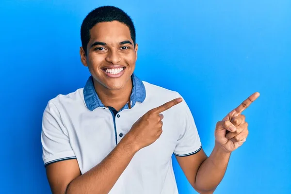 Joven Hombre Hispano Guapo Vistiendo Ropa Casual Sonriendo Mirando Cámara — Foto de Stock