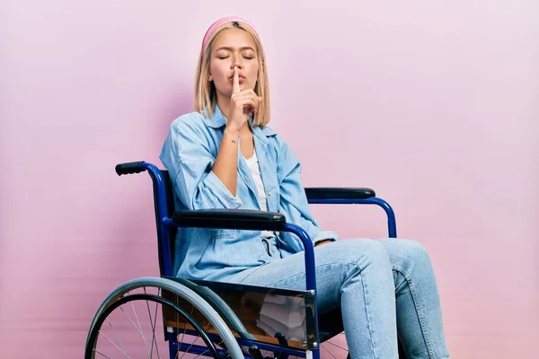 Красивая Блондинка Сидящая Инвалидном Кресле Просящая Тишины Пальцем Губах Молчание — стоковое фото
