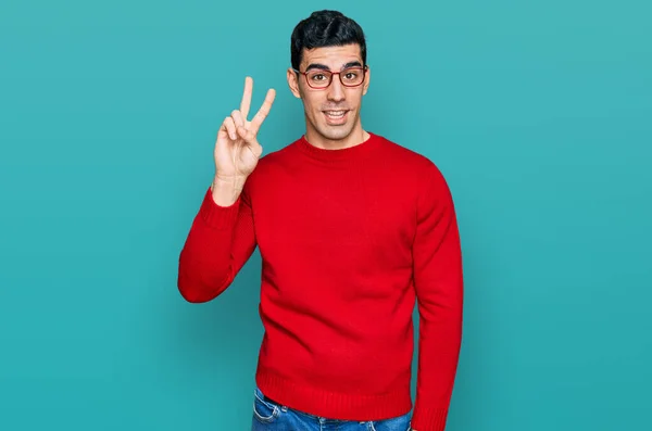Bonito Homem Hispânico Vestindo Roupas Casuais Óculos Mostrando Apontando Para — Fotografia de Stock