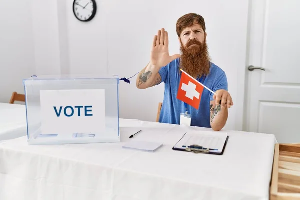 Кавказский Человек Длинной Бородой Выборах Политической Кампании Держа Швейцарский Флаг — стоковое фото