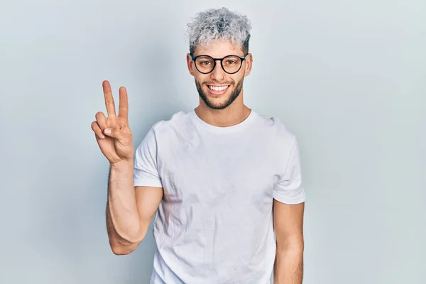 Modern Boyalı Saçlı Beyaz Tişörtlü Gözlüklü Genç Spanyol Adam Iki — Stok fotoğraf
