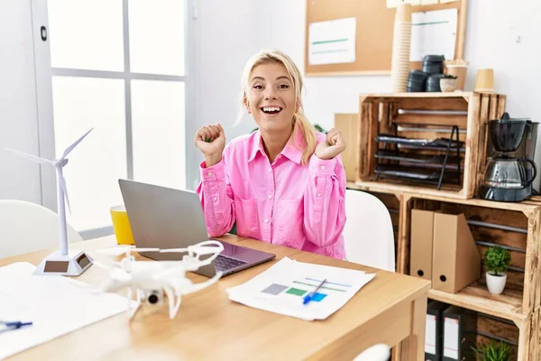 Jonge Blanke Vrouw Die Kantoor Werkt Verrast Verbaasd Succes Met — Stockfoto