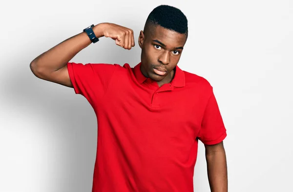 Giovane Uomo Afroamericano Indossa Casual Shirt Rossa Persona Forte Mostrando — Foto Stock