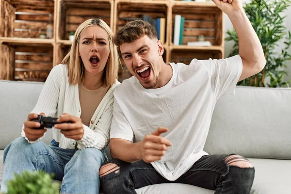 Jong Kaukasisch Paar Schreeuwen Spelen Video Game Thuis — Stockfoto