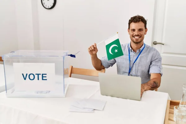 Young Hispanic Man Smiling Confident Holding Pakistan Flag Working Electoral — Stock Photo, Image