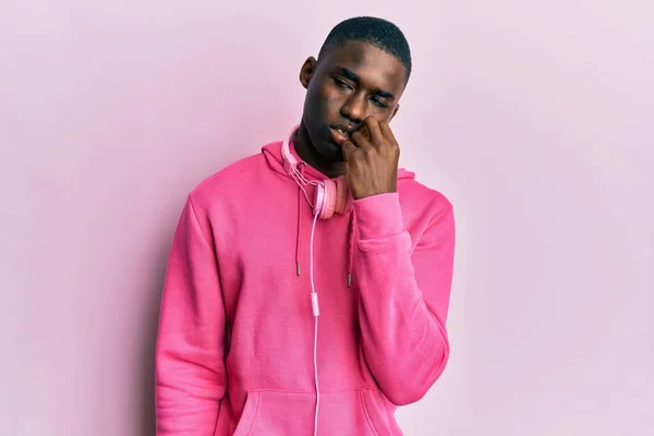 Hombre Afroamericano Joven Que Usa Ropa Gimnasio Usa Auriculares Que — Foto de Stock