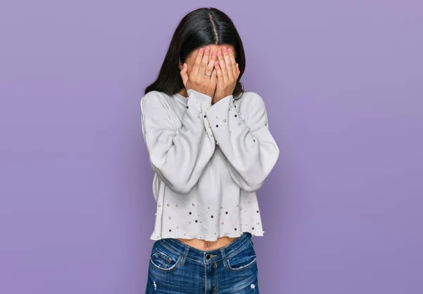 Menina Hispânica Jovem Vestindo Roupas Casuais Com Expressão Triste Cobrindo — Fotografia de Stock