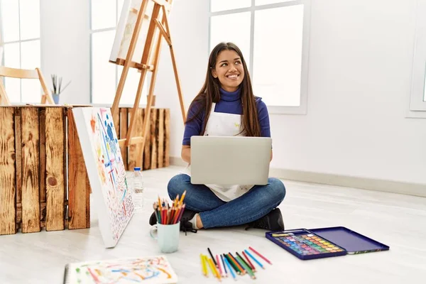 Young Latin Woman Using Laptop Sitting Floor Art Studio — Stock Photo, Image