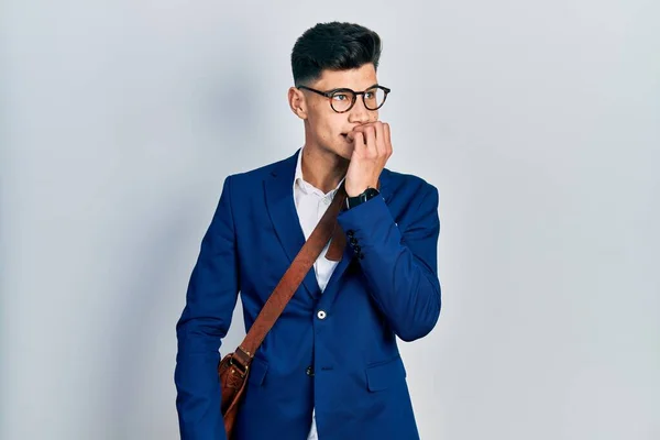 Jeune Homme Hispanique Portant Des Vêtements Travail Air Stressé Nerveux — Photo