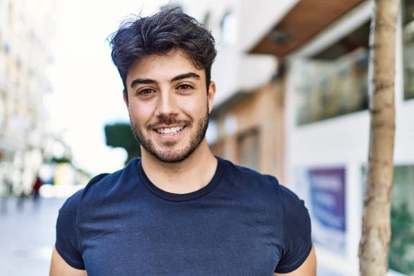 Mladý Hispánec Šťastně Usmívá Když Stojí Městě — Stock fotografie