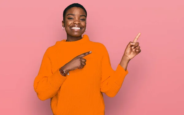 Jovem Afro Americana Vestindo Roupas Casuais Sorrindo Olhando Para Câmera — Fotografia de Stock