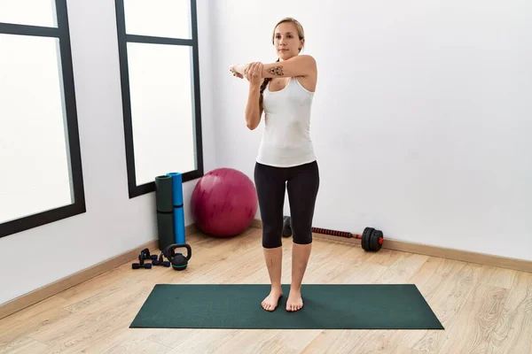 Spor Merkezinde Esneme Hareketleri Yapan Beyaz Bir Kadın — Stok fotoğraf