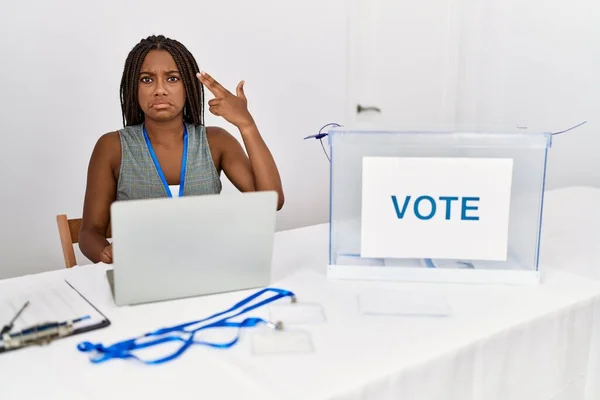 Νεαρή Αφροαμερικάνα Που Εργάζεται Στις Πολιτικές Εκλογές Κάθεται Στις Κάλπες — Φωτογραφία Αρχείου