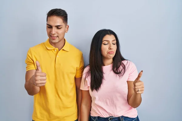 Casal Jovem Sobre Fundo Isolado Olhando Orgulhoso Sorrindo Fazendo Polegares — Fotografia de Stock