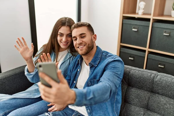 Jovem Casal Caucasiano Tendo Videochamada Usando Smartphone Casa — Fotografia de Stock